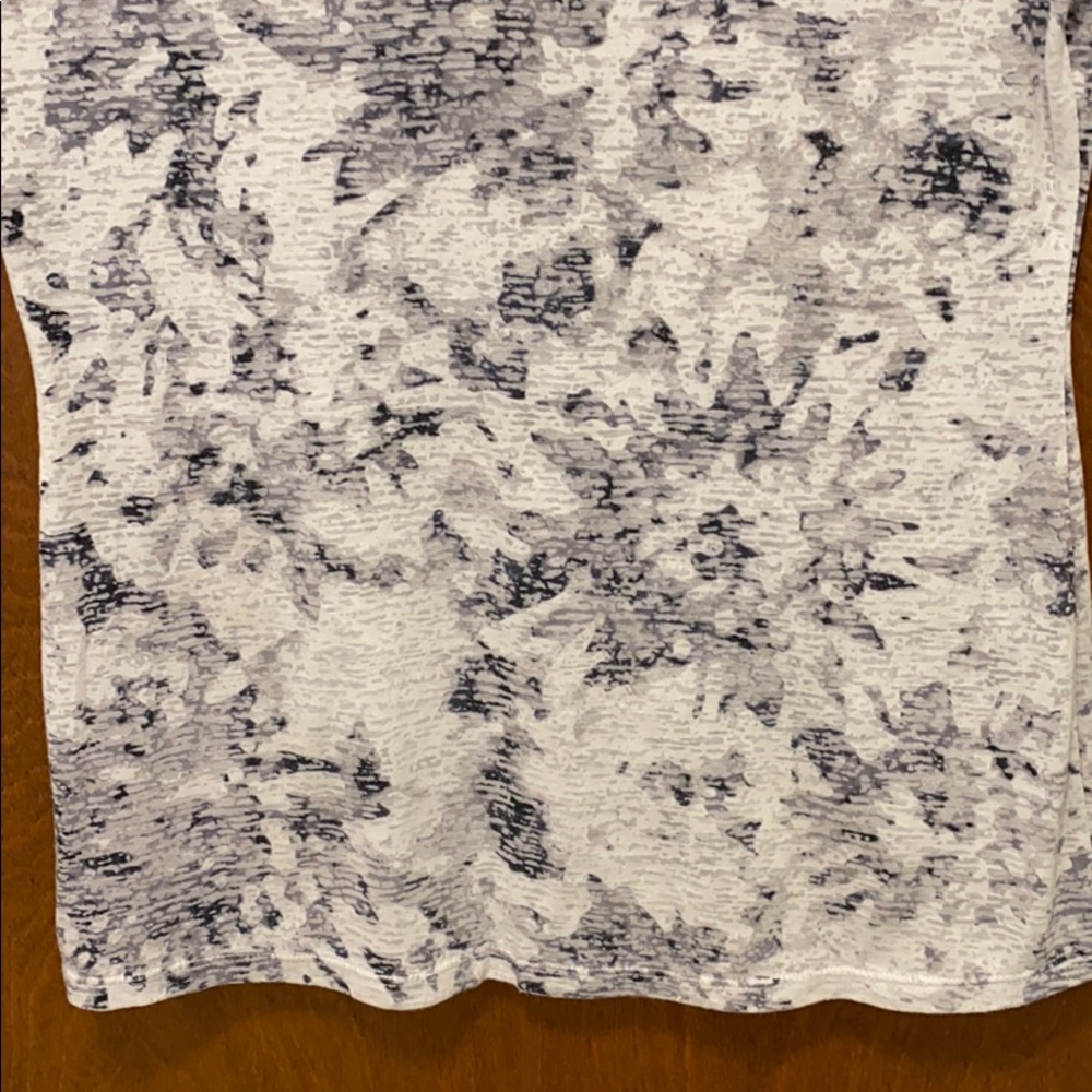Express v neck t-Shirt size medium - Picture 3 of 4